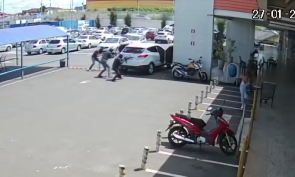 Câmeras mostram tentativa de roubo a carro-forte em Sumaré