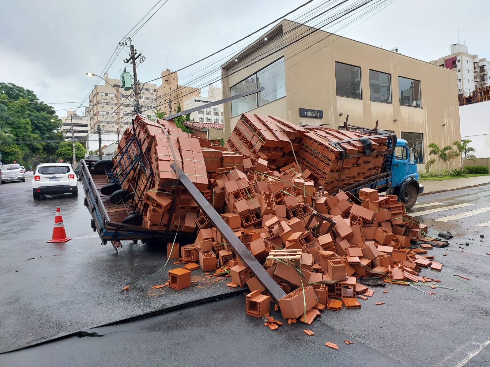 Caminhão afunda em buraco da Sanasa e derruba tijolos no Cambuí