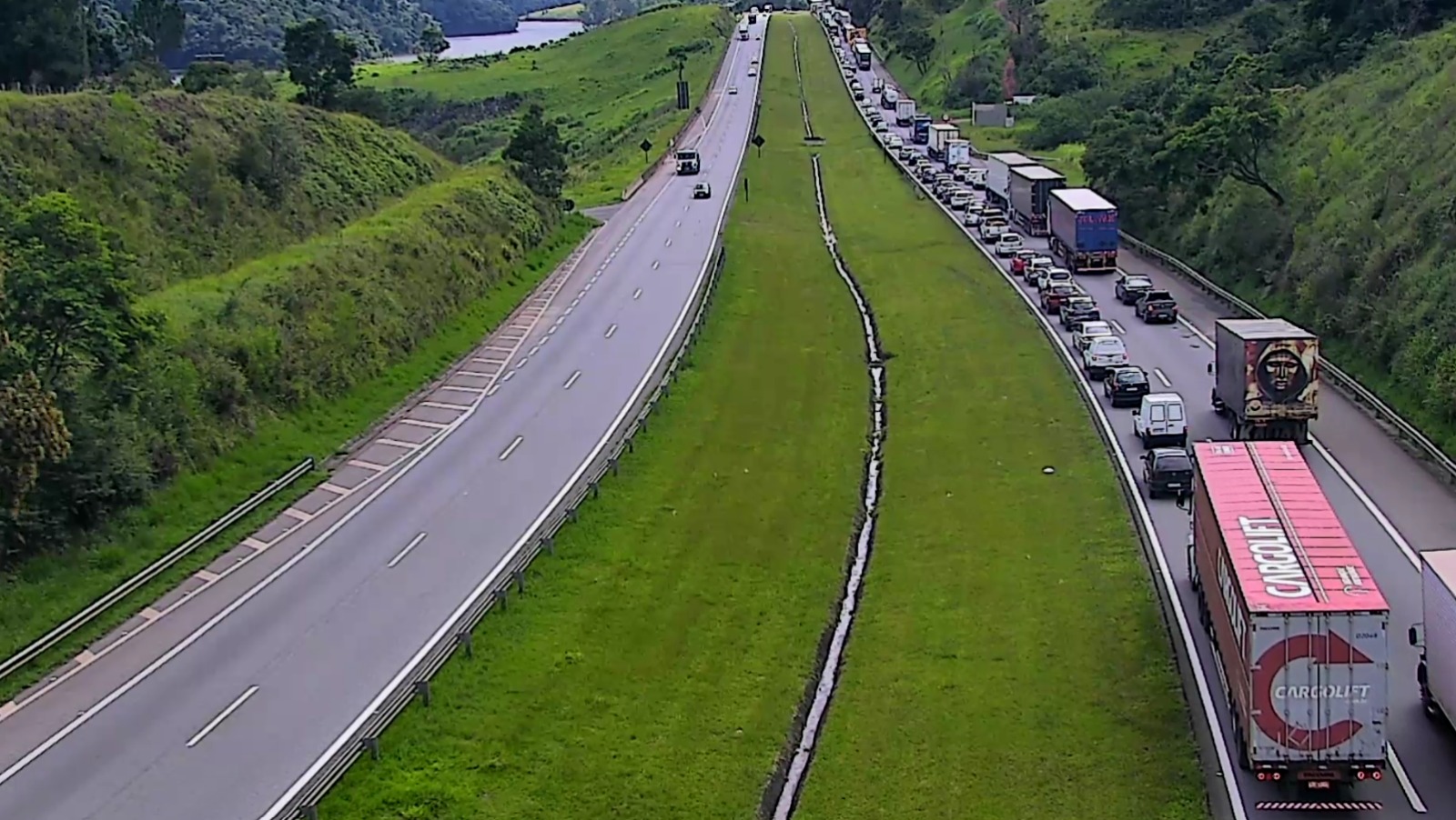 Caminhão carregado com etanol tomba e bloqueia a rod. D. Pedro I