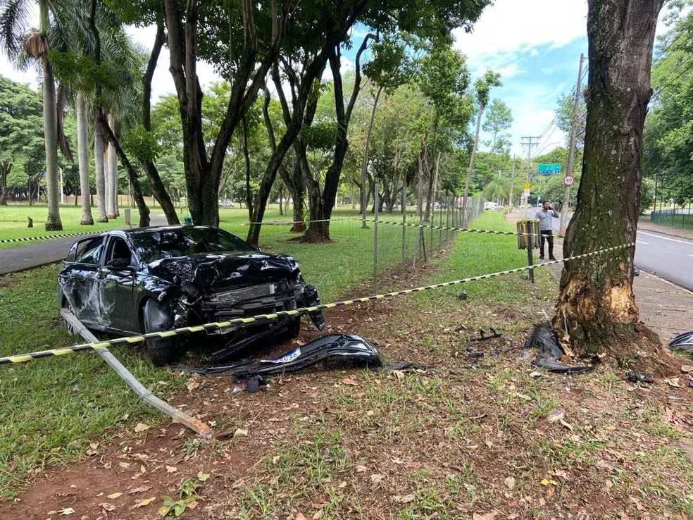 Carro invade Área de Lazer da Rua do Porto, em Piracicaba; quatro pessoas ficaram feridas 