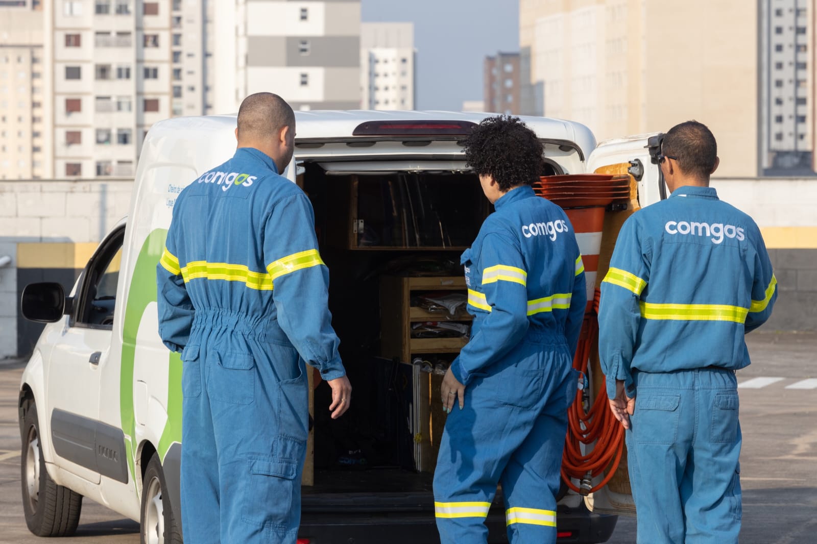 Comgás tem vagas abertas para curso de operação de retroescavadeira para mulheres 