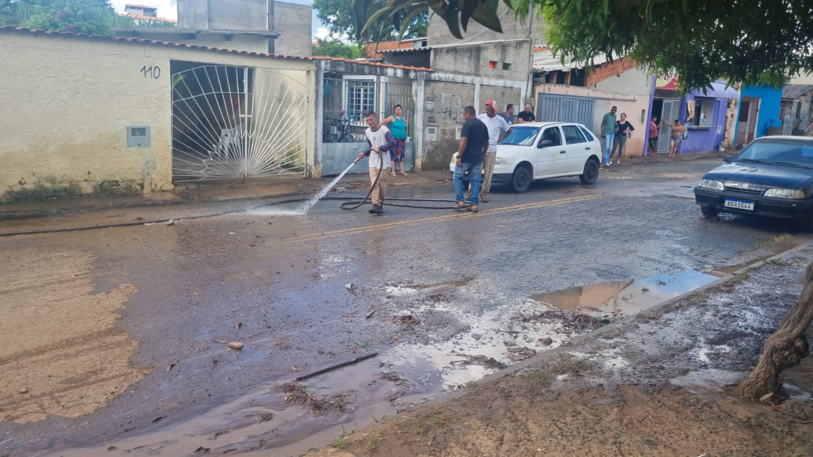 Moradores do Samambaia têm prejuízos após córrego transbordar e invadir casas em Campinas