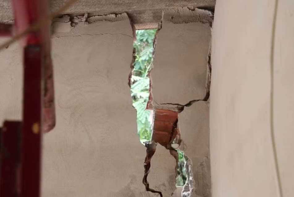 Defesa Civil de Piracicaba interdita moradia após parte cair em córrego