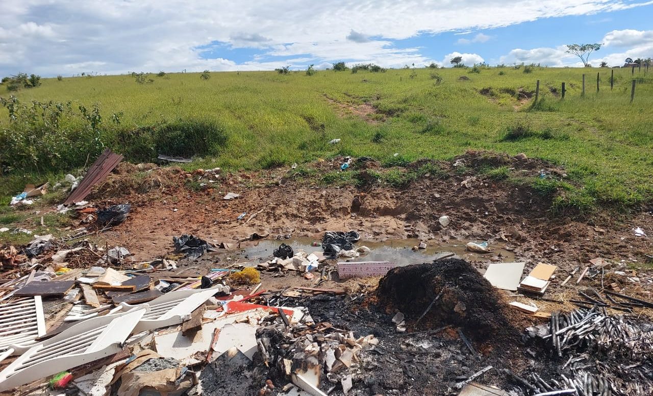 Descarte clandestino de lixo com acúmulo de água preocupa moradores no Pq. São Bento
