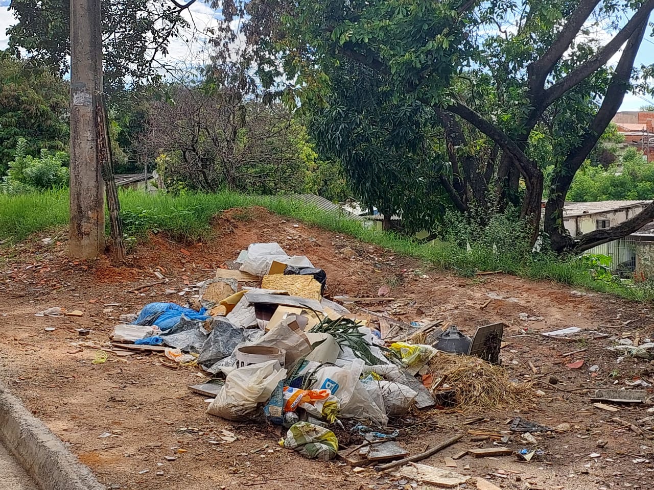 Descarte clandestino de lixo com acúmulo de água preocupa moradores no Pq. São Bento