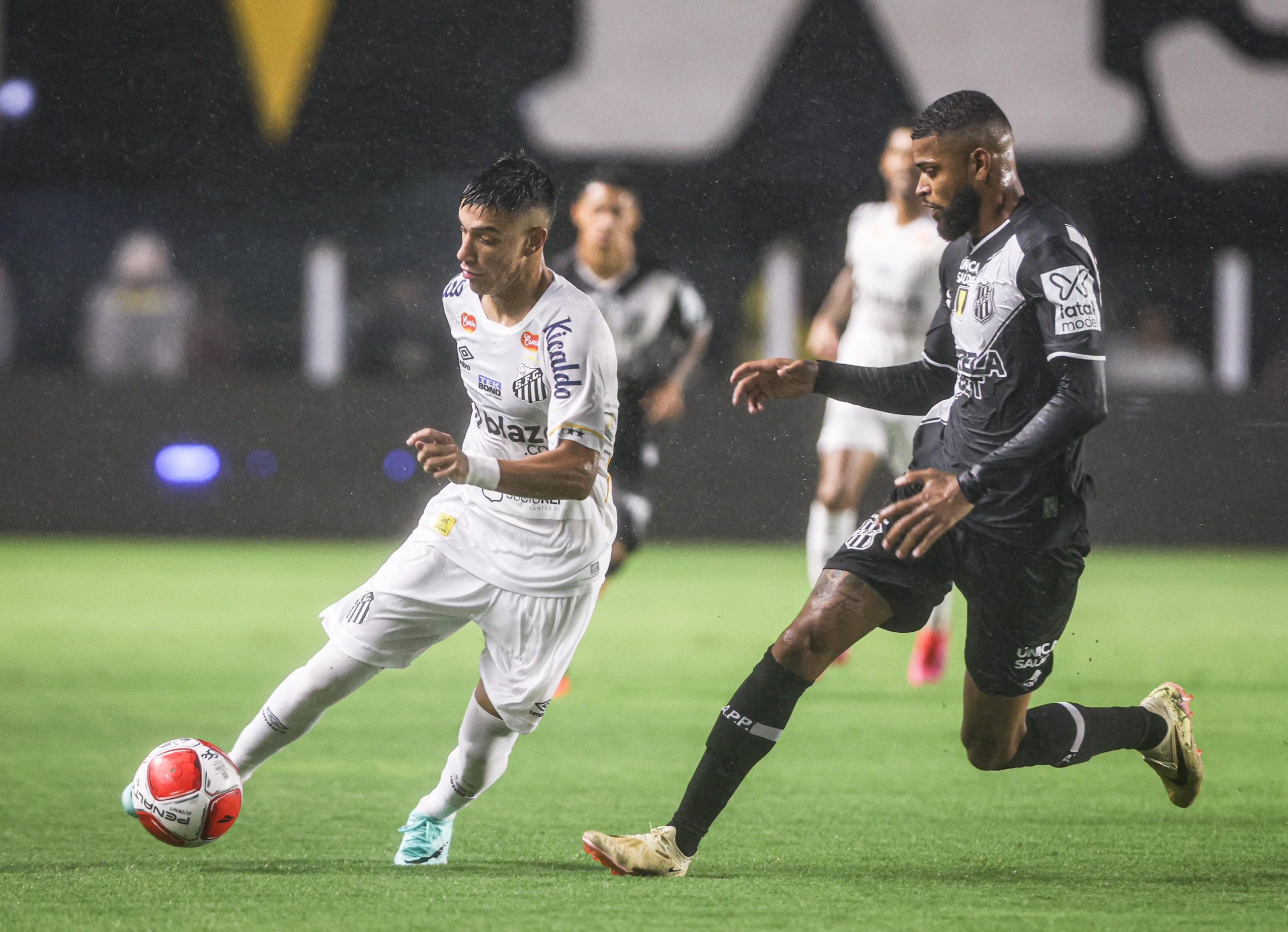 Em noite chuvosa, Ponte Preta perde para o Santos na Vila Belmiro