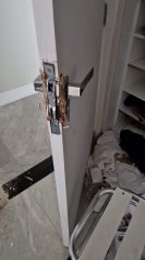 Família volta de viagem e encontra casa revirada por criminosos que furtam até instrumentos