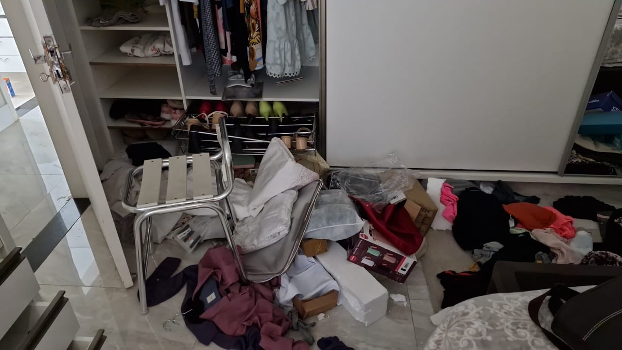 Família volta de viagem e encontra casa revirada por criminosos que furtam até instrumentos