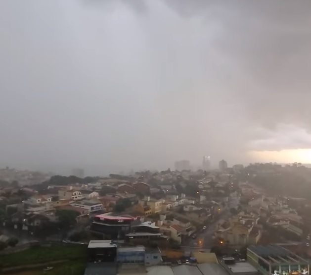 Forte chuva em Jundiaí interdita sete ruas e causa alagamentos