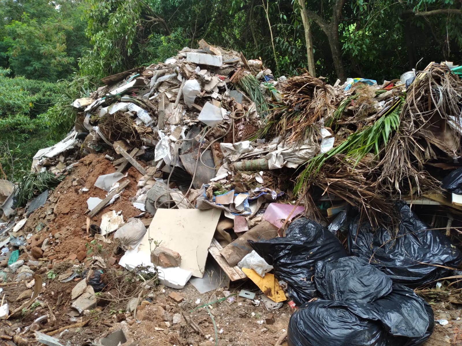 Guarda encontra ‘aterro’ irregular de entulhos às margens do Rio Capivari, em Campinas