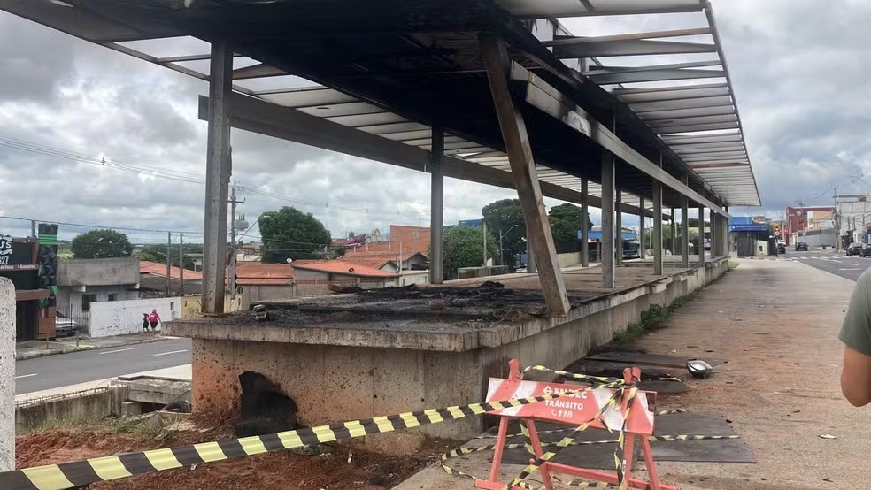 Homem morre após bater carro em obra do BRT durante perseguição