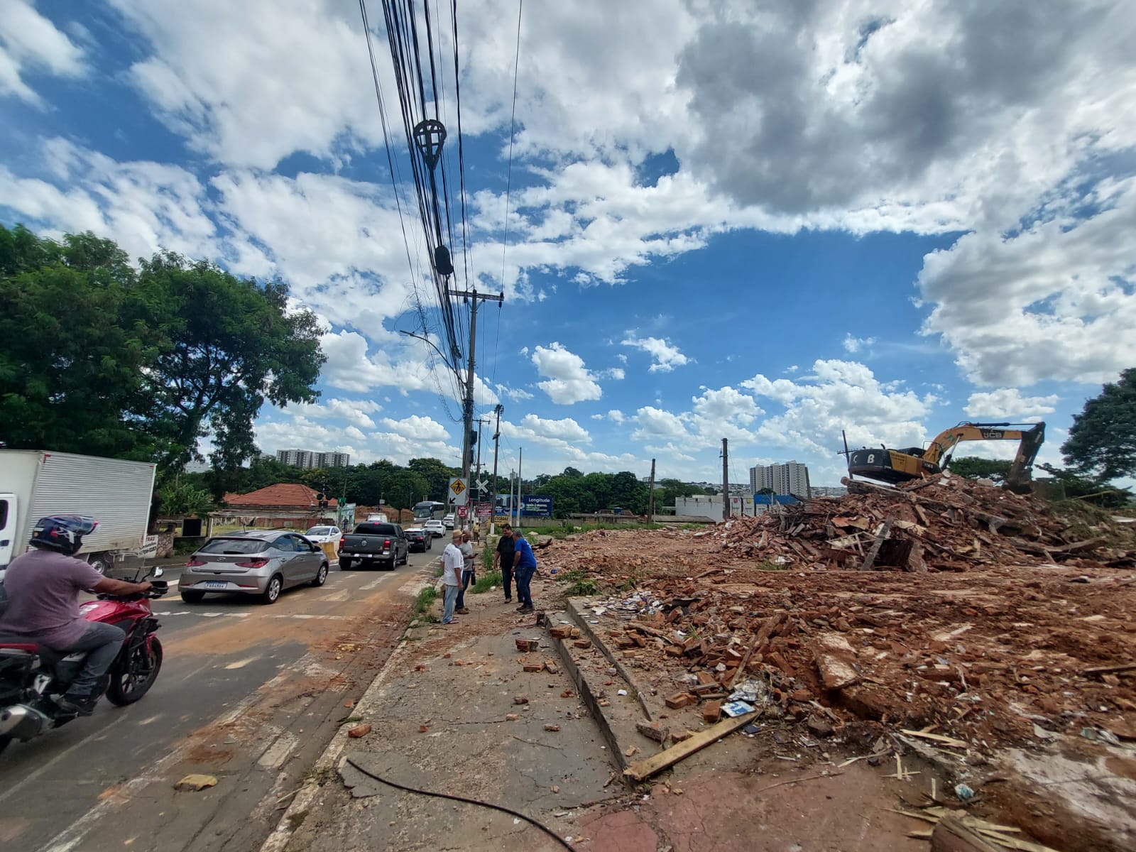 Hortolândia inicia demolição de imóveis para construção de viaduto sobre a linha férrea