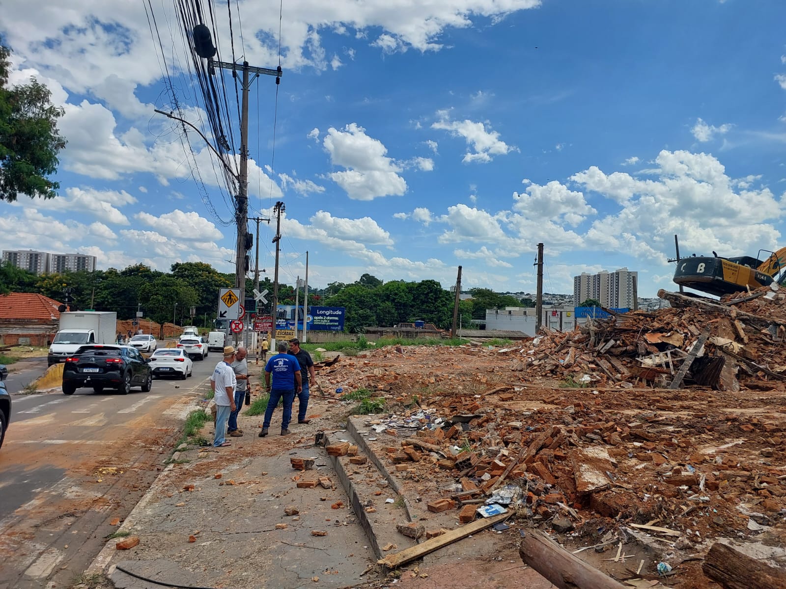 Hortolândia inicia demolição de imóveis para construção de viaduto sobre a linha férrea