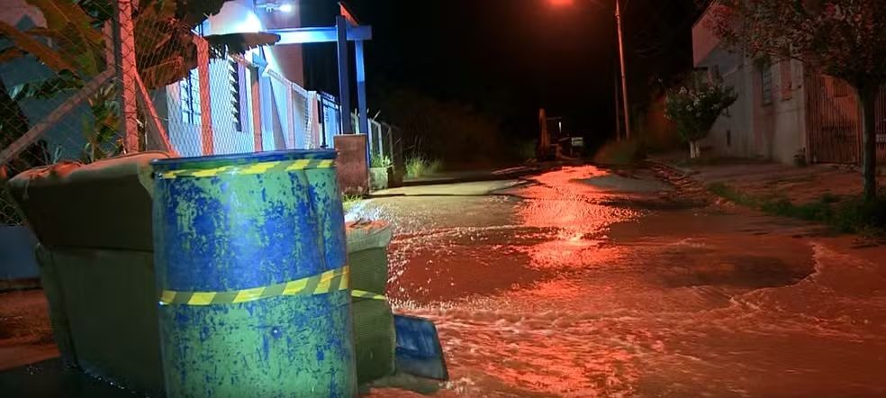 Moradores de Amparo sofrem com enchentes após Rio Camanducaia transbordar