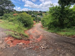 Moradores do Gargantilha reclamam da falta de asfalto no bairro