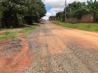 Moradores do Gargantilha reclamam da falta de asfalto no bairro