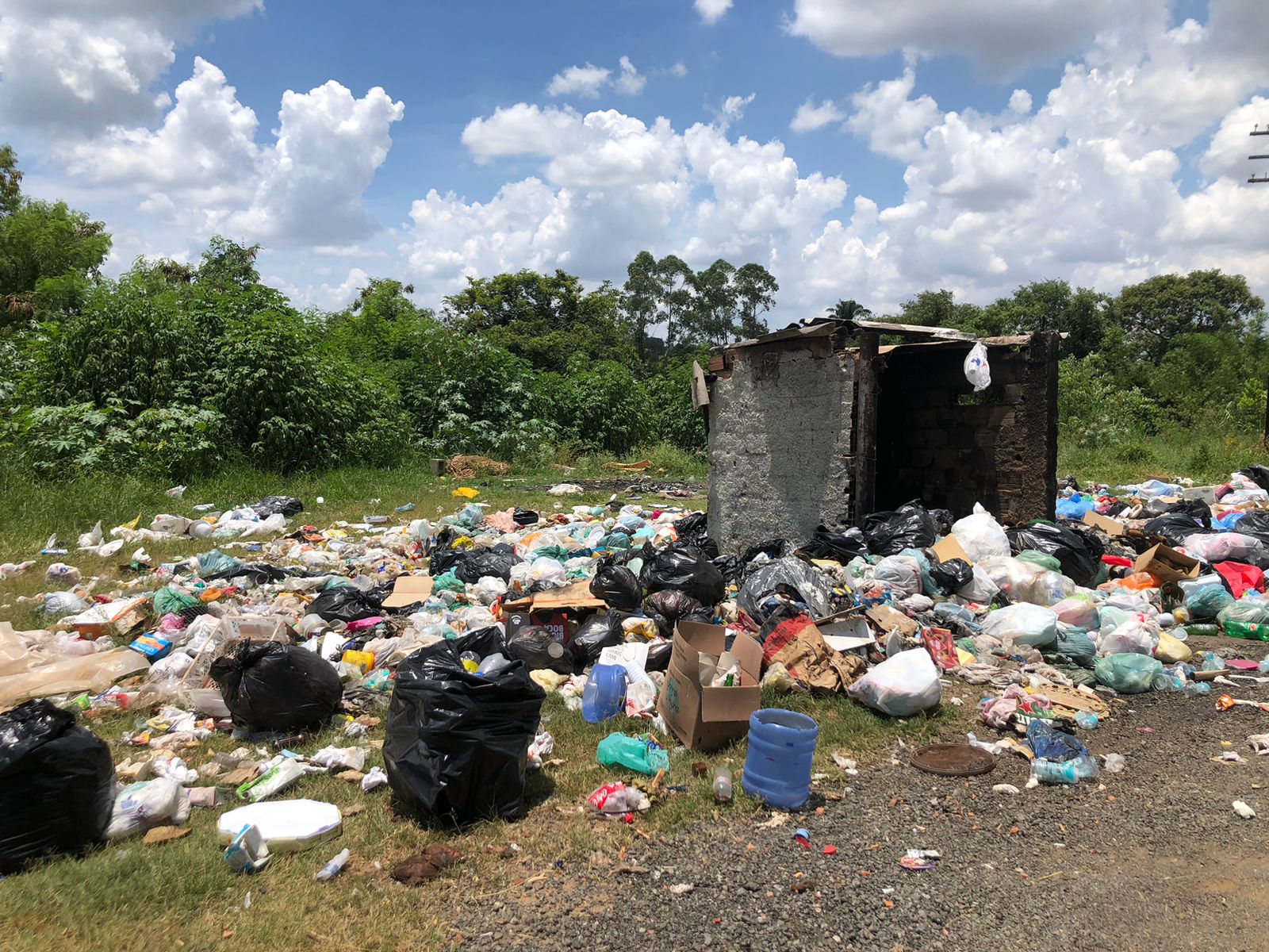 Moradores do bairro Recanto dos Dourados pedem lixeira coletiva