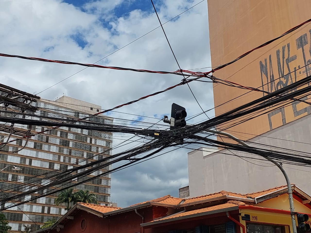 Notificações por fios inoperantes em postes de Campinas crescem 38,8%