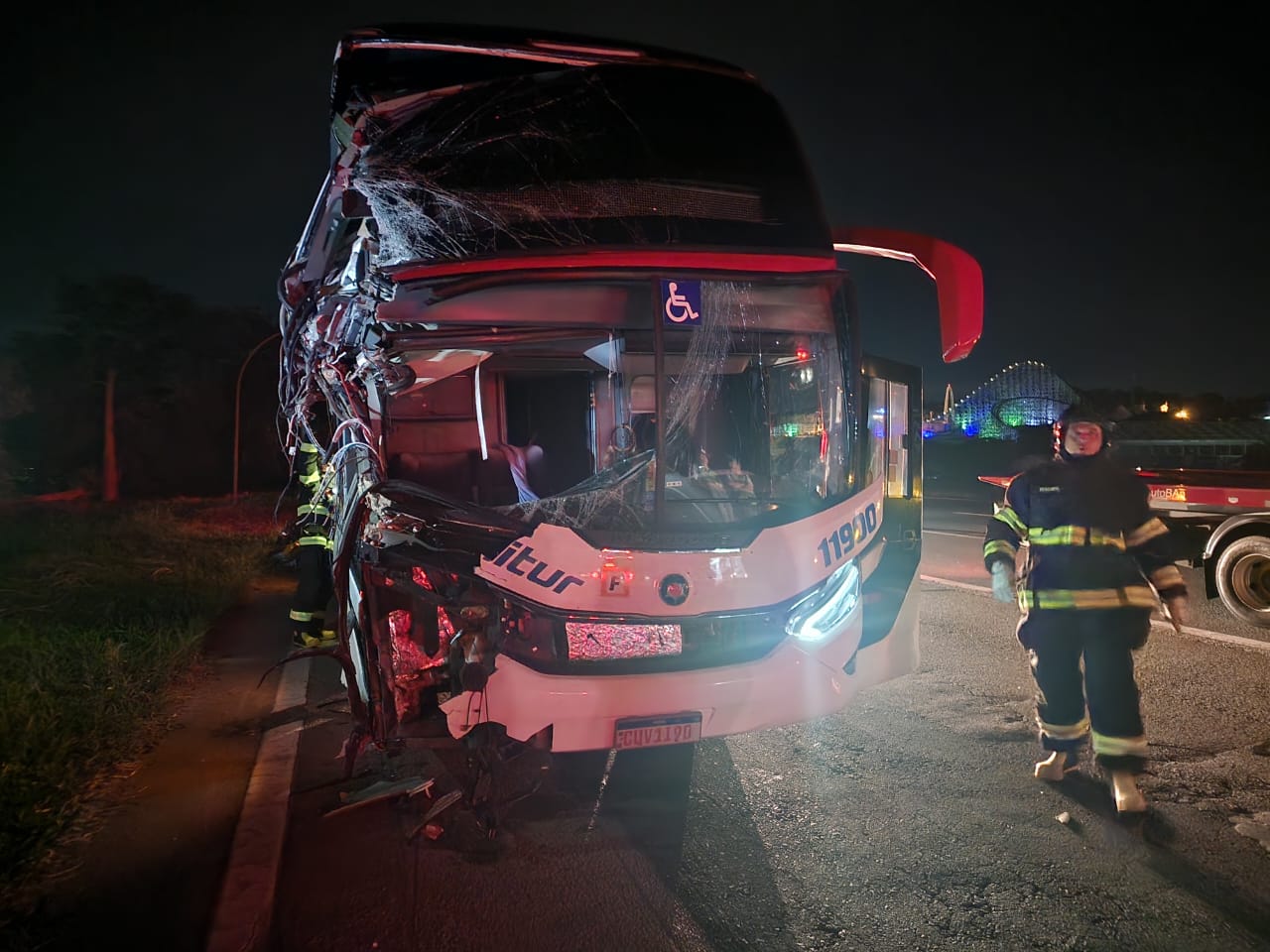 Ônibus colide na traseira de caminhão-tanque na Rodovia dos Bandeirantes