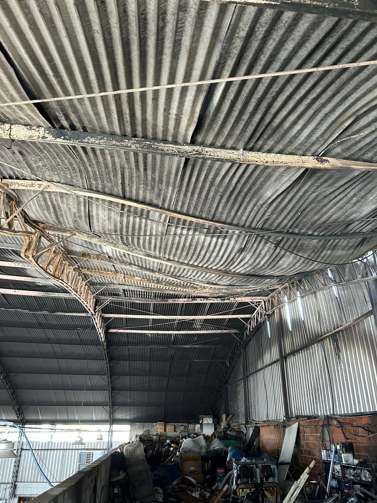 Placas solares de empresa de transporte pegam fogo; incêndio assusta vizinhos