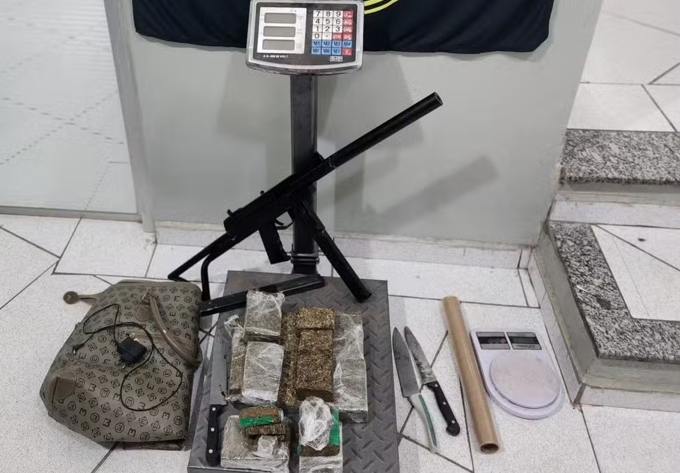 Polícia prende motoboy que guardava drogas e submetralhadora na casa da companheira, em Limeira 