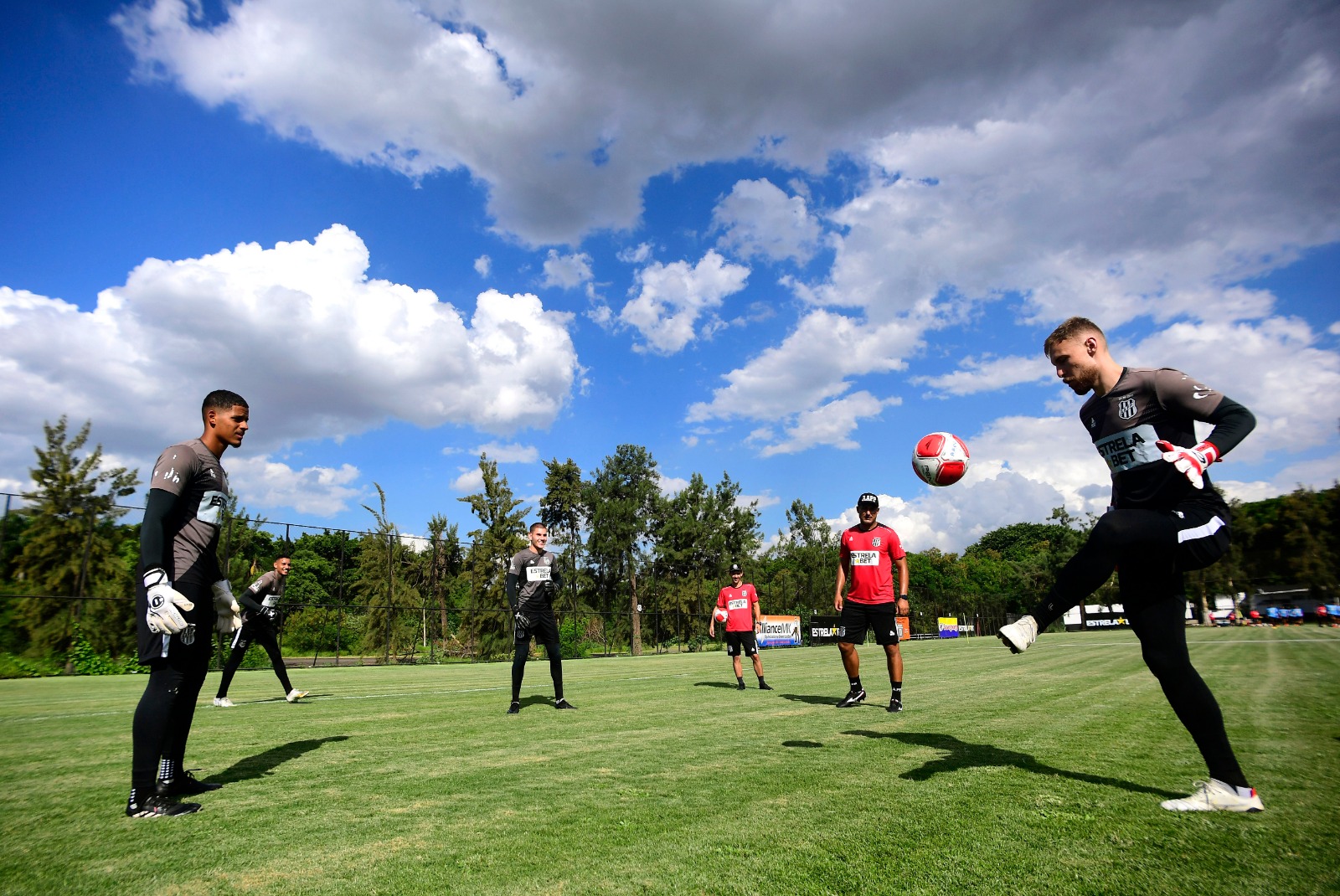 Ponte Preta começa 2024 com todos os goleiros do elenco formados na base