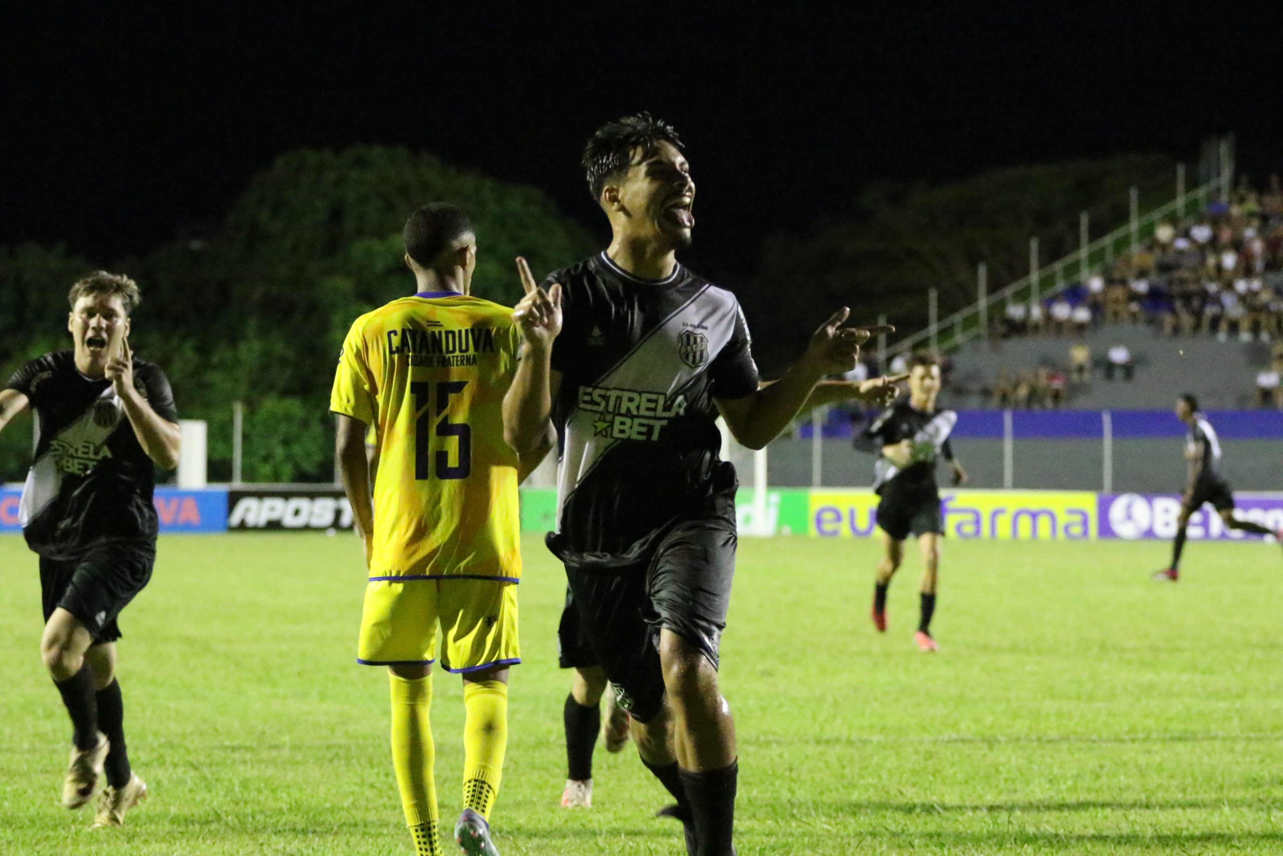 Ponte Preta dá susto, mas fica com vaga na Copa São Paulo