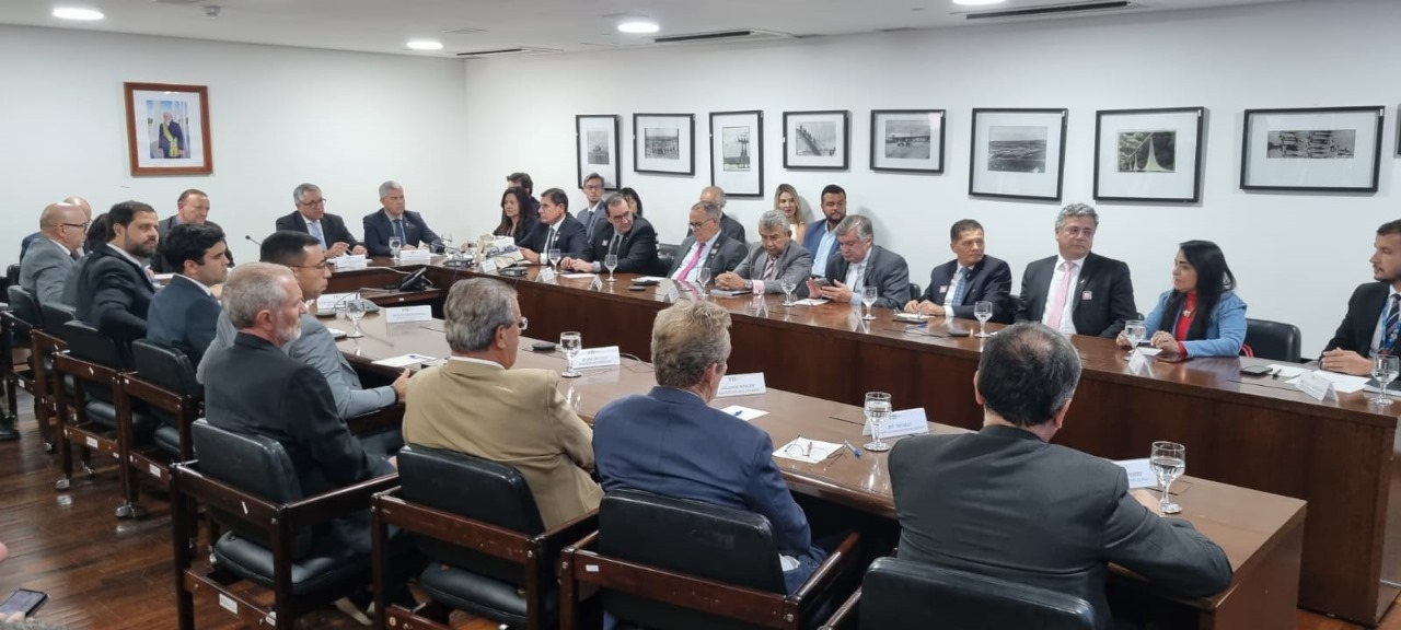 Prefeitos se reúnem em Brasília para falar sobre repasses do salário-educação