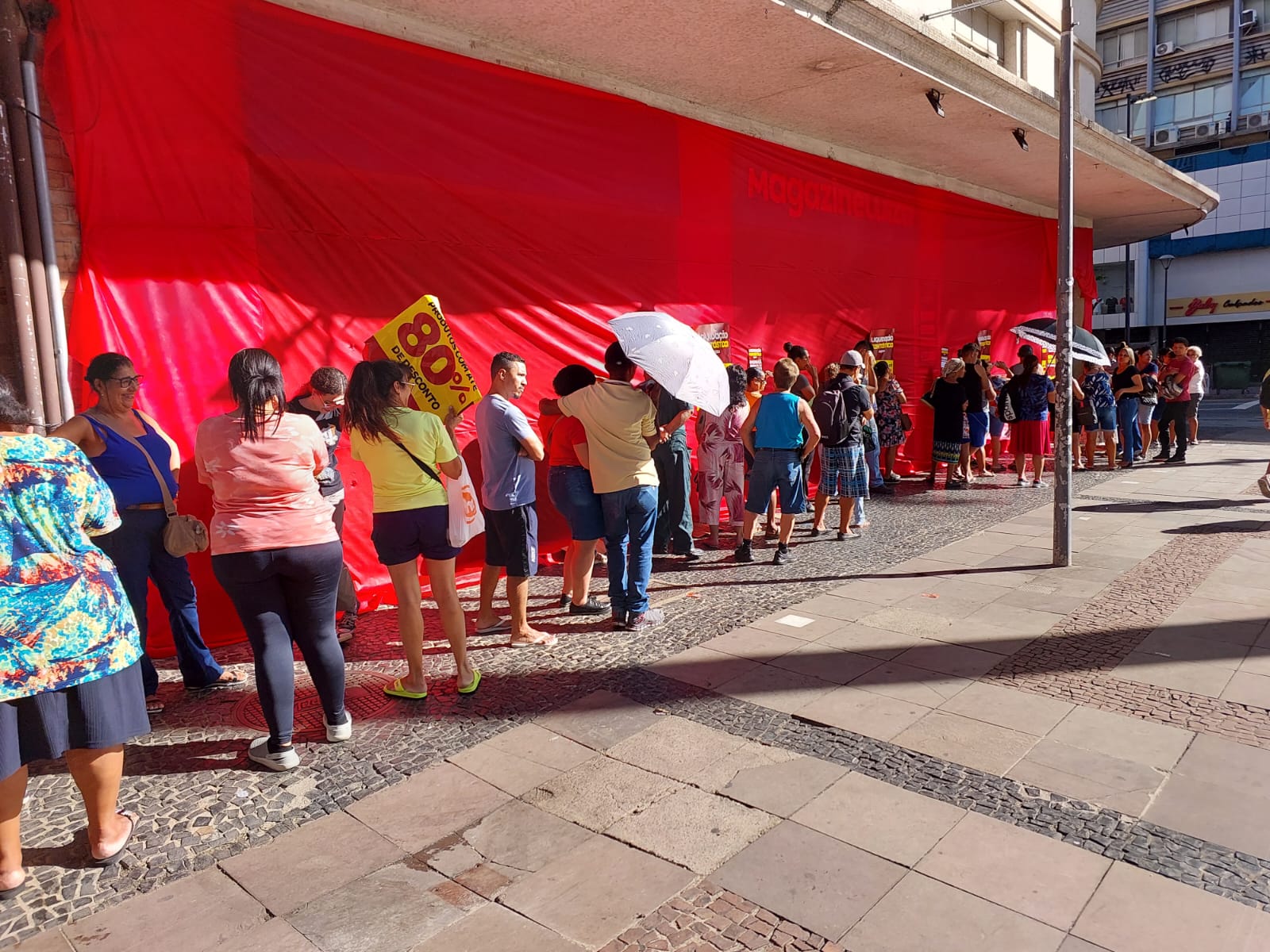 Lojas promovem liquidações de começo do ano: descontos chegam a 80%