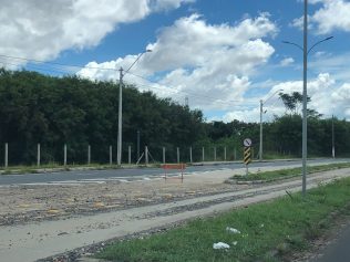 Ruas do Jardim São Francisco ficam tomadas por pedras em dias de chuva