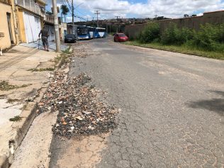 Ruas do Jardim São Francisco ficam tomadas por pedras em dias de chuva