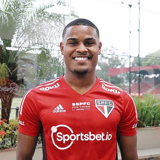 São Paulo negocia saída de lateral-direito Nathan para Red Bull Bragantino