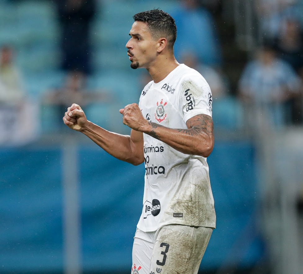 Técnico Mano Menezes exalta estreia de Félix Torres, mas lamenta saída de Veríssimo no Corinthians