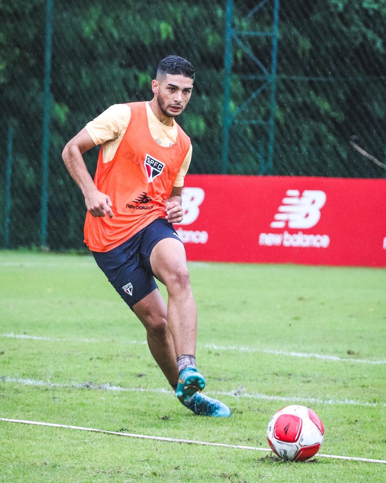 Técnico Thiago Carpini poderá contar com reforços para clássico com Corinthians