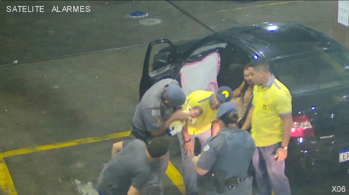 Recém-nascida é salva por policiais após engasgar em Ibiúna