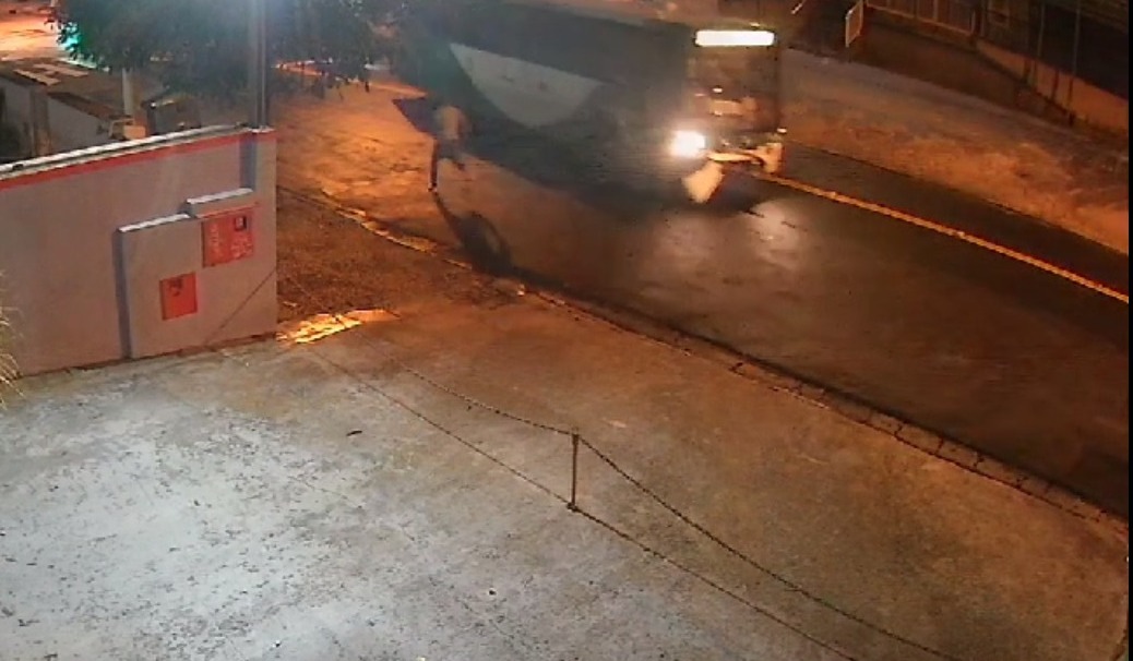 Ônibus“escapa”de guincho e desce rua desgovernado em Campinas 