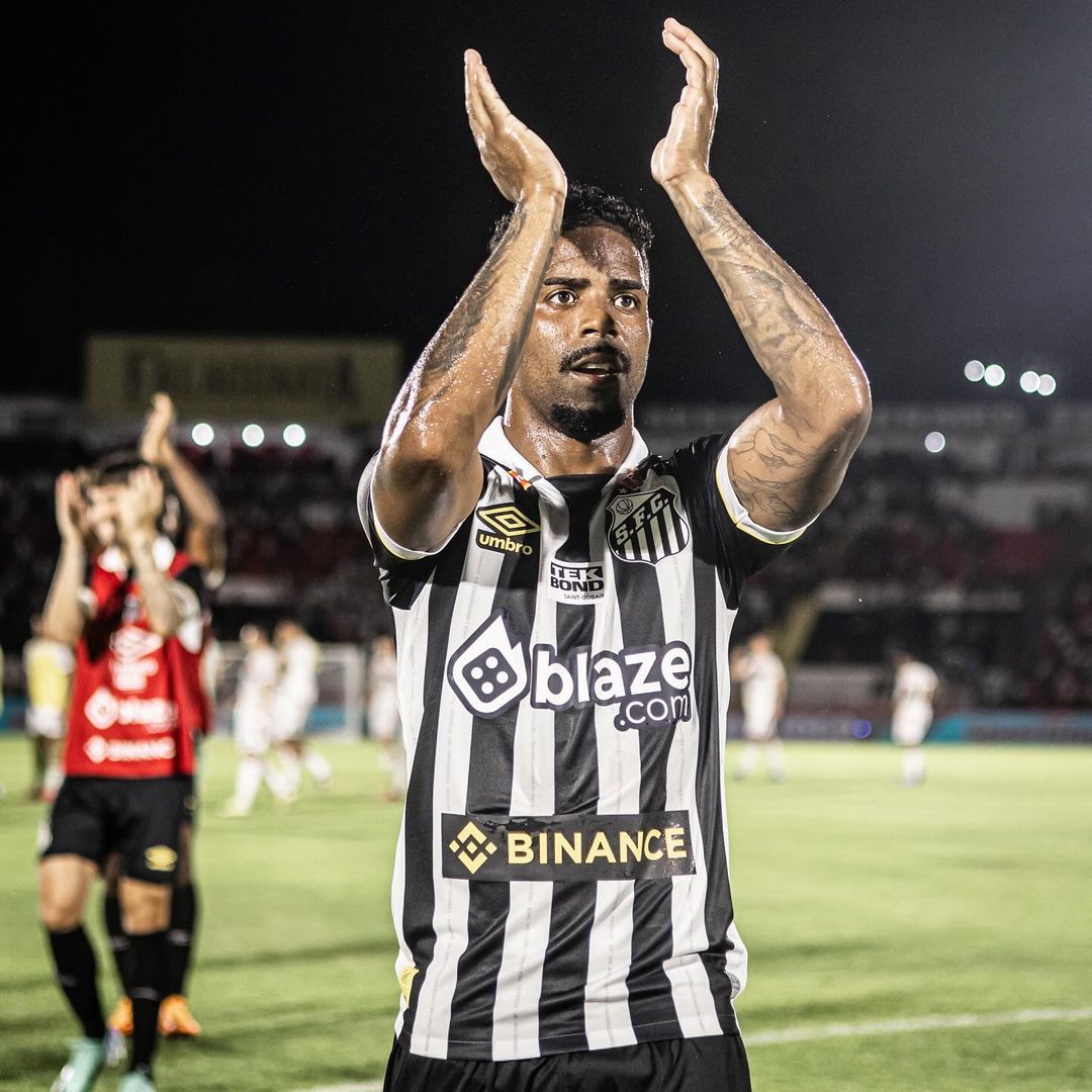 Bom desempenho de Hayner faz diretoria do Santos descartar novo lateral-esquerdo