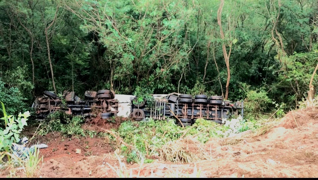 Carreta com etanol tomba na Rodovia Geraldo de Barros, em São Pedro
