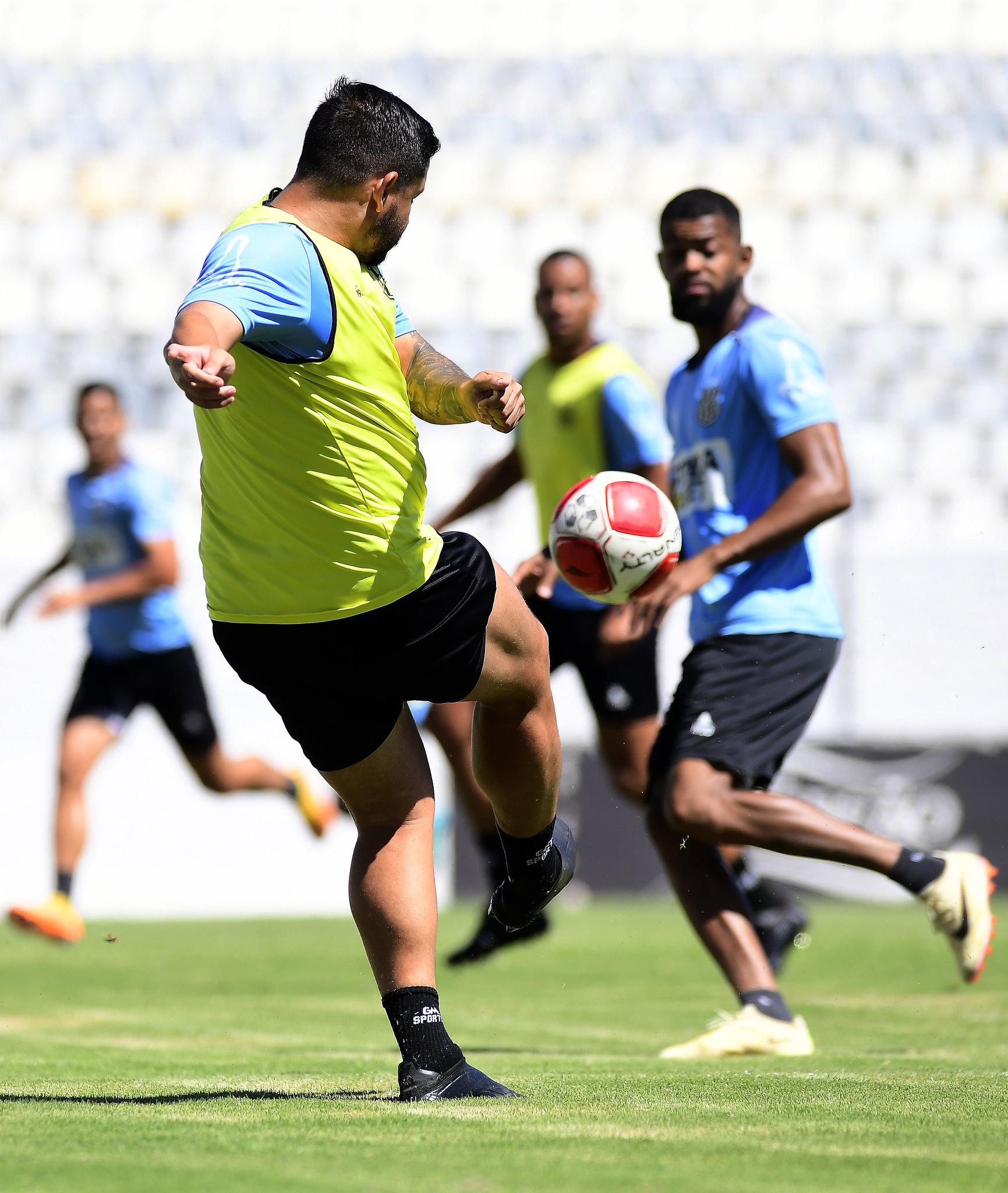Com dúvida na lateral-direita, Ponte Preta inicia preparação para duelo contra o Botafogo-SP