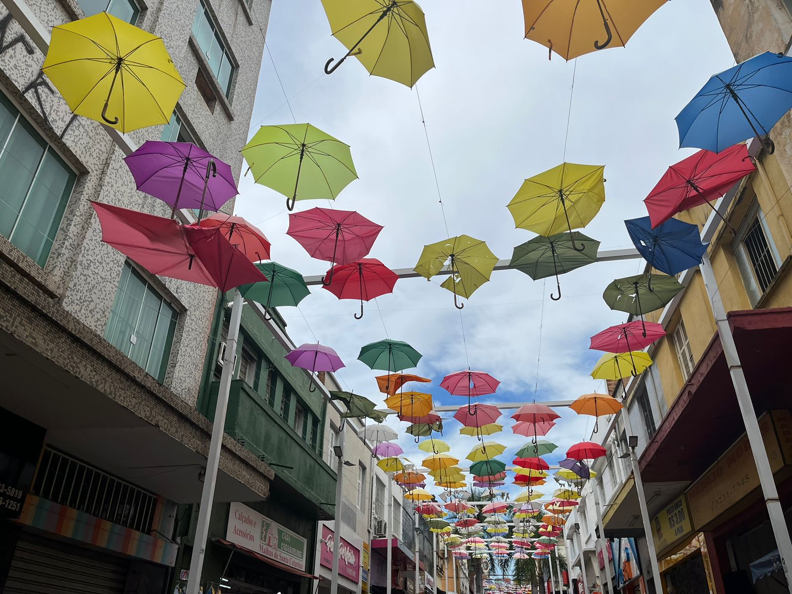 13 de Maio sofre com falta de internet e degradação dos guarda-chuvas