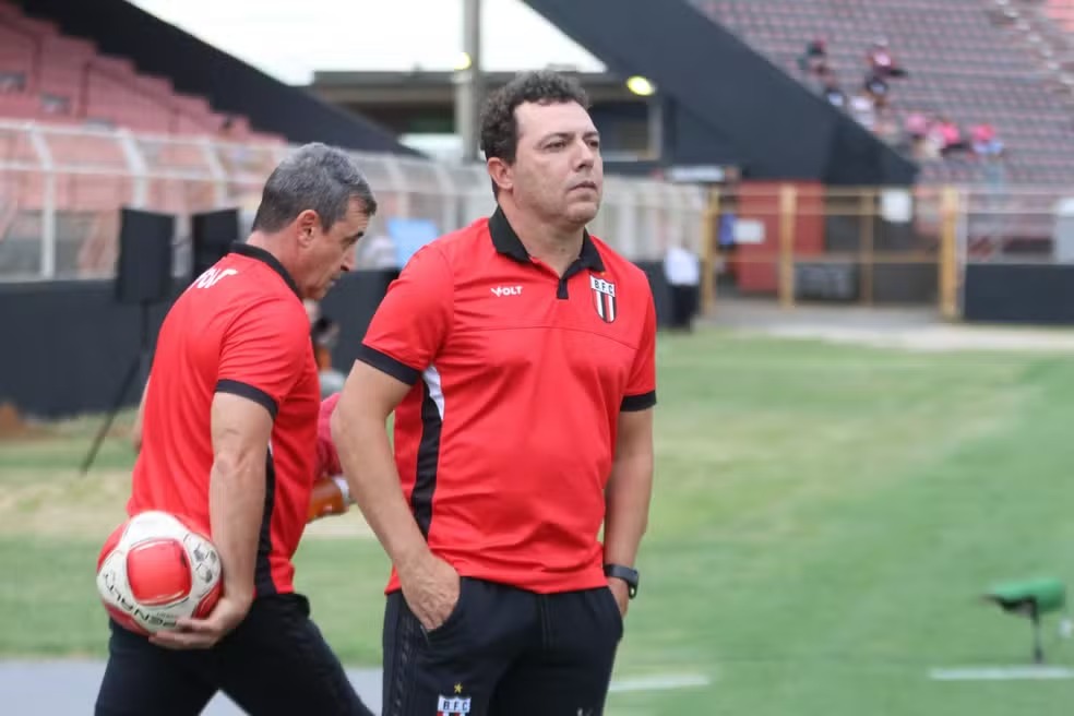 De olho na Ponte Preta, auxiliar explica excesso de mudanças na equipe