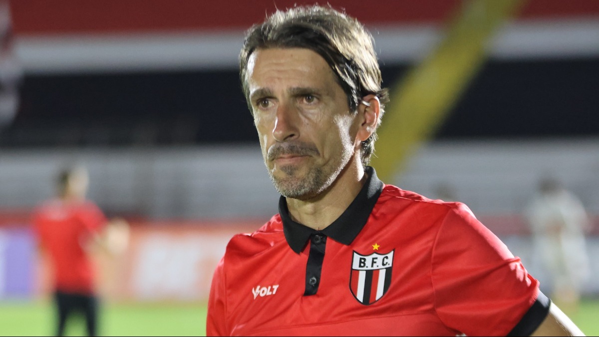 Em duelo com a Ponte, Botafogo poderá contar com técnico Paulo Gomes no banco de reservas