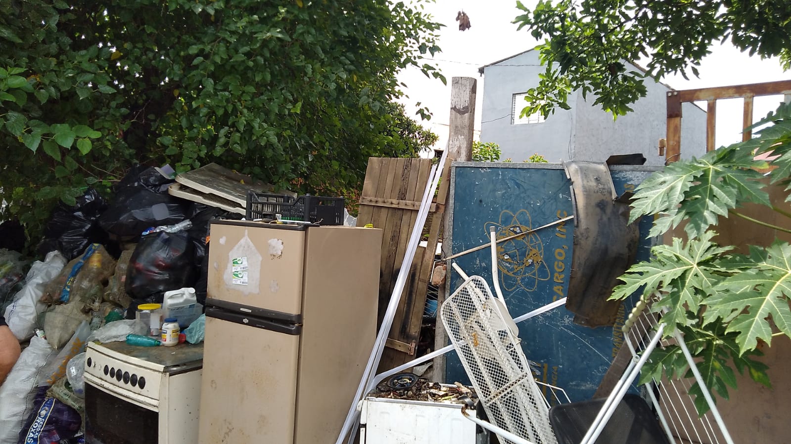 Fiscalização lacra ferro-velho e descobre dois que reabriram indevidamente