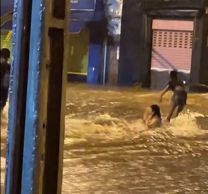 Forte chuva alaga ruas e arrasta até pessoas em Piracicaba