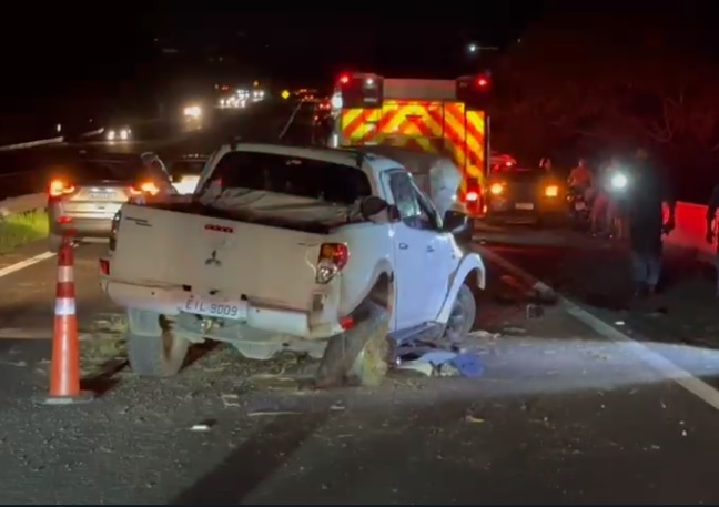 Homem morre após caminhonete invadir pista contrária do Anel Viário