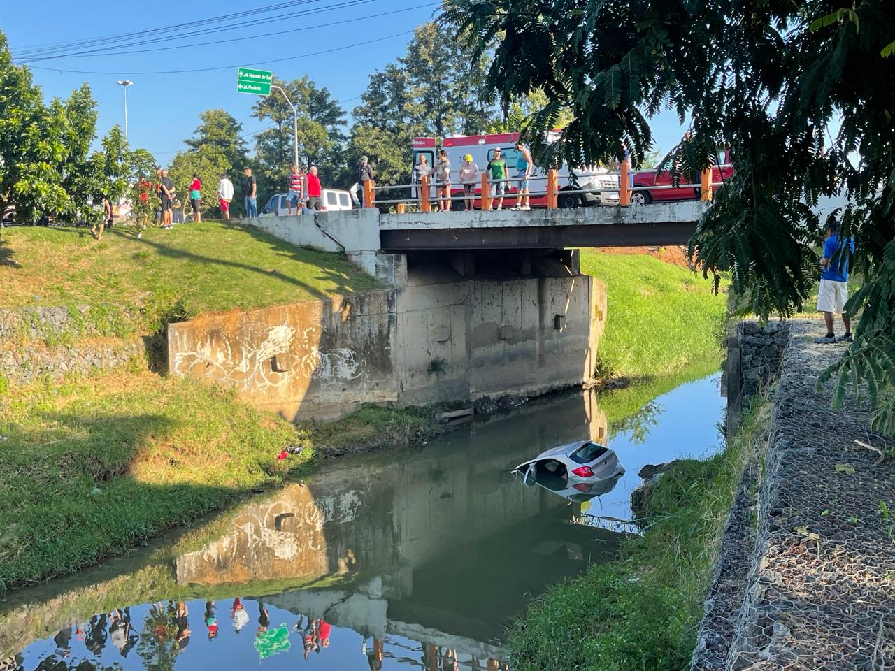Moradores de Indaiatuba resgatam mãe e filhos após carro cair da ponte