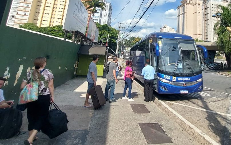 Ônibus 'brigam' por espaço e passageiros não têm abrigo na Av. Aquidabã, em Campinas
