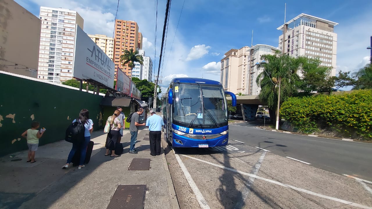 Ônibus 'brigam' por espaço e passageiros não têm abrigo na Av. Aquidabã, em Campinas