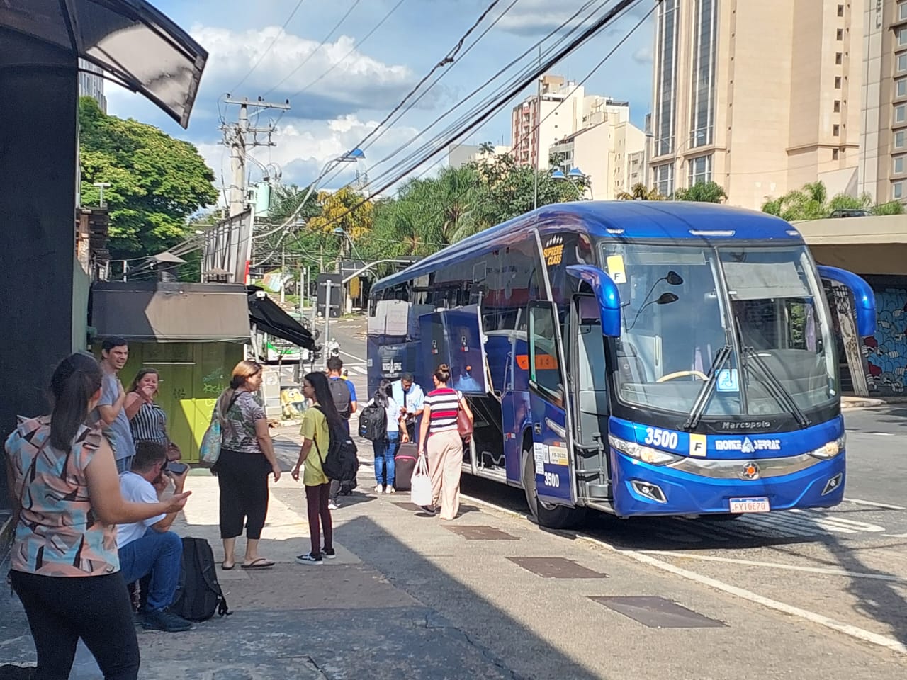Ônibus ‘brigam’ por espaço e passageiros não têm abrigo na Av. Aquidabã, em Campinas