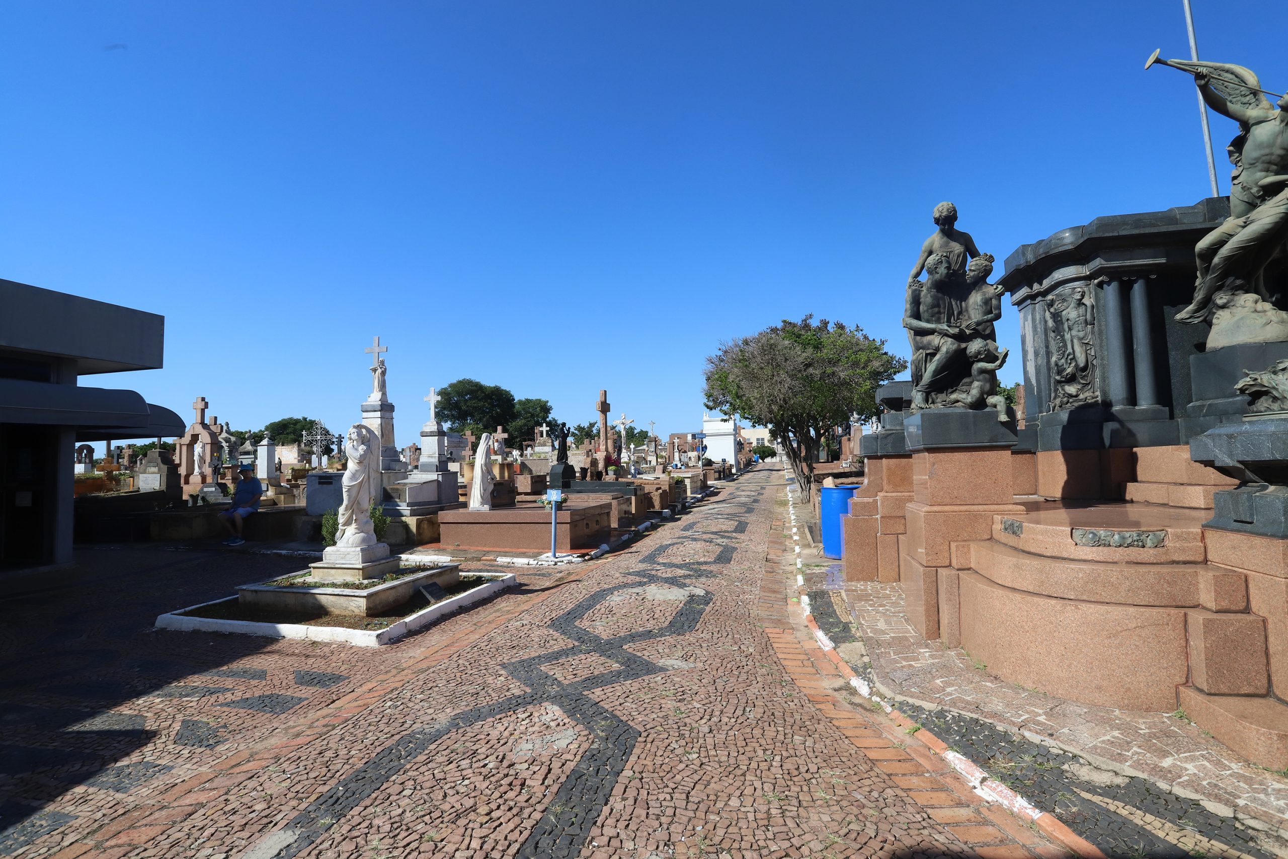 Passeio noturno em Campinas conta histórias do Cemitério da Saudade